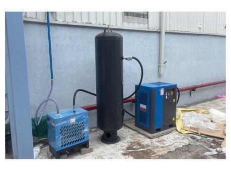 Compressor and compressed-air treatment installation